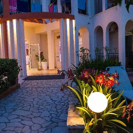 Hotell Silver And Annexe (adults Only) 2*